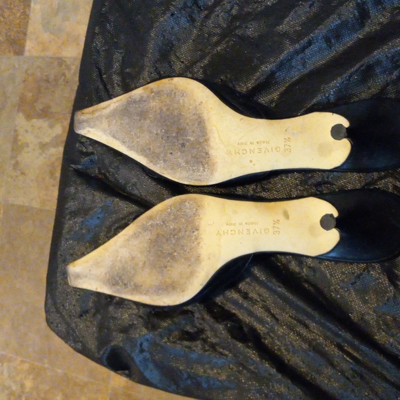 Givenchy black leather Squirtle Buckle in very good condition size 7.5 - Picture 4 of 7